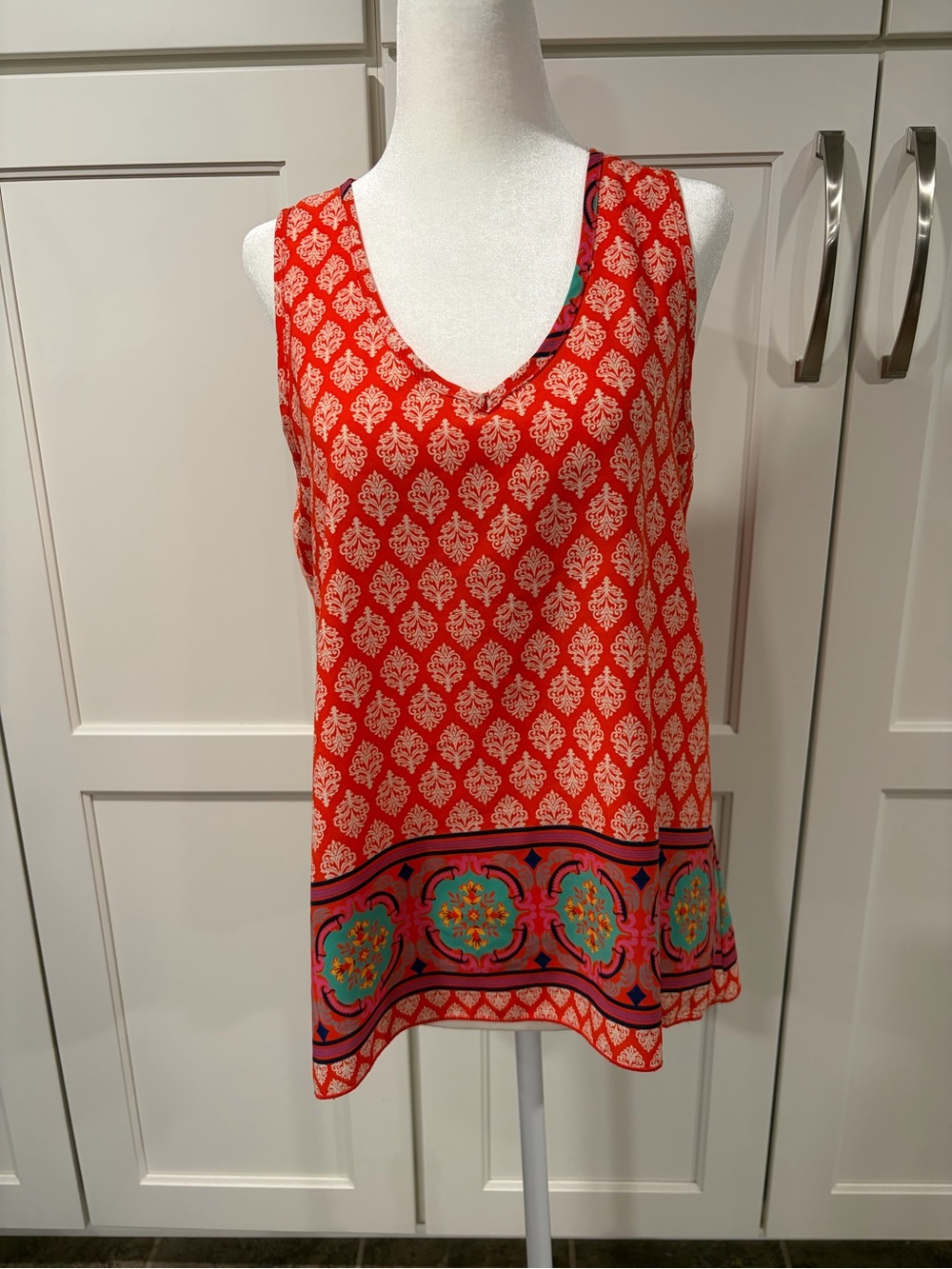 Skies are Blue Sleeveless Red Printed Border Tank Top